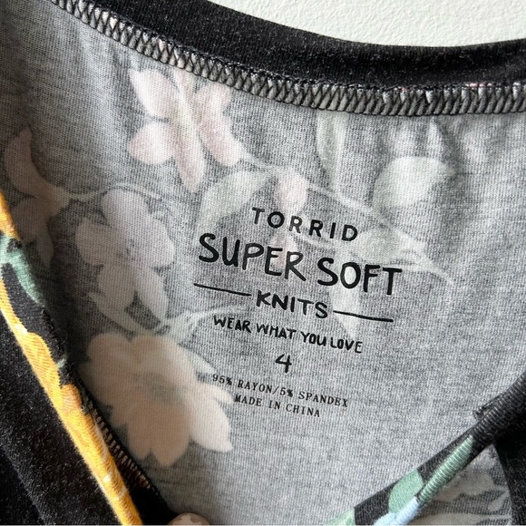 Torrid crop top super soft floral black - Picture 5 of 8